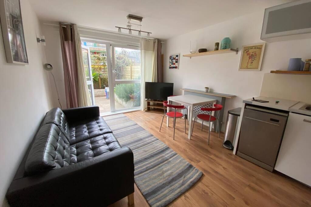 Two Bedroom Garden Flat In Zone 2 Londra Exterior foto