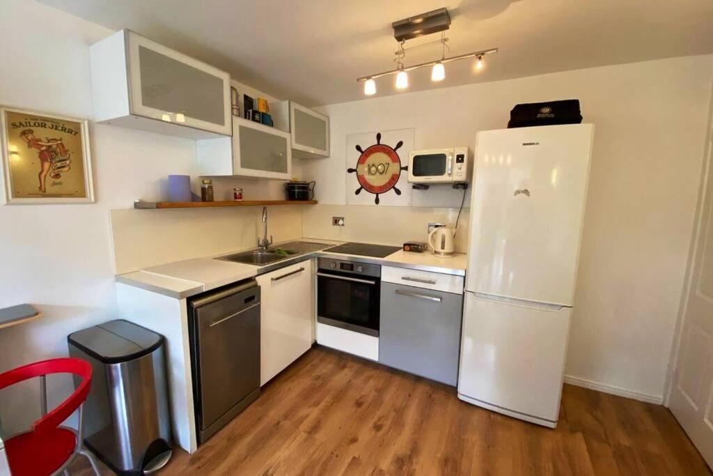 Two Bedroom Garden Flat In Zone 2 Londra Exterior foto