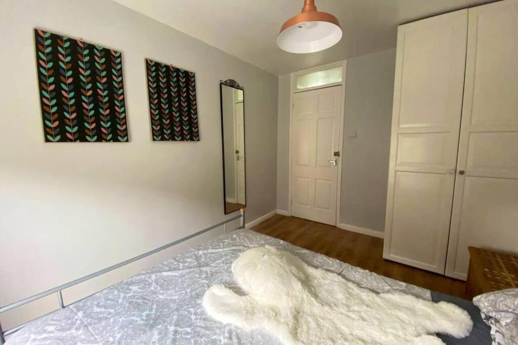Two Bedroom Garden Flat In Zone 2 Londra Exterior foto