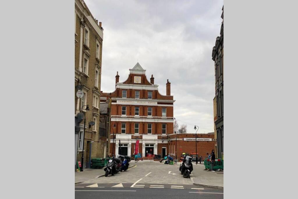 Two Bedroom Garden Flat In Zone 2 Londra Exterior foto
