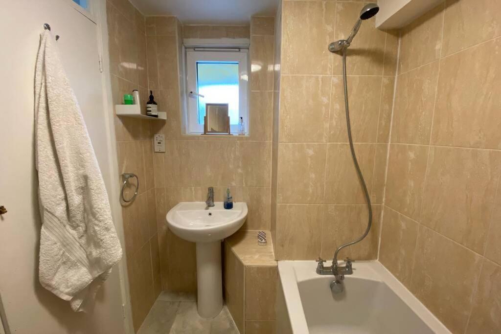Two Bedroom Garden Flat In Zone 2 Londra Exterior foto