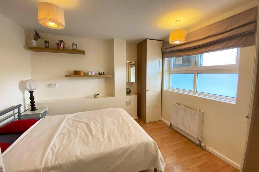 Two Bedroom Garden Flat In Zone 2 Londra Exterior foto