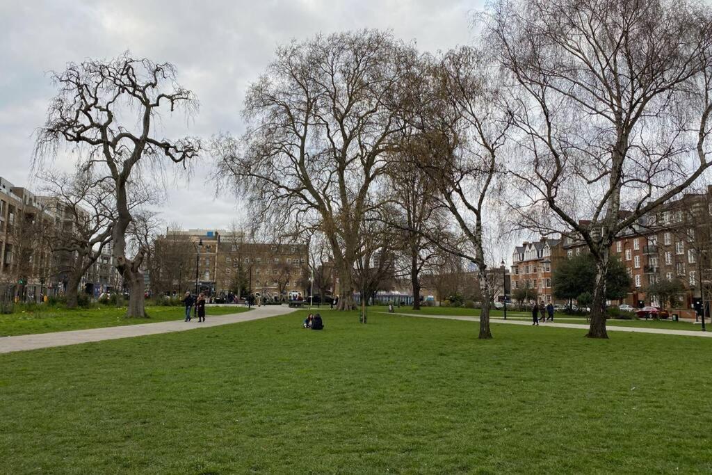 Two Bedroom Garden Flat In Zone 2 Londra Exterior foto
