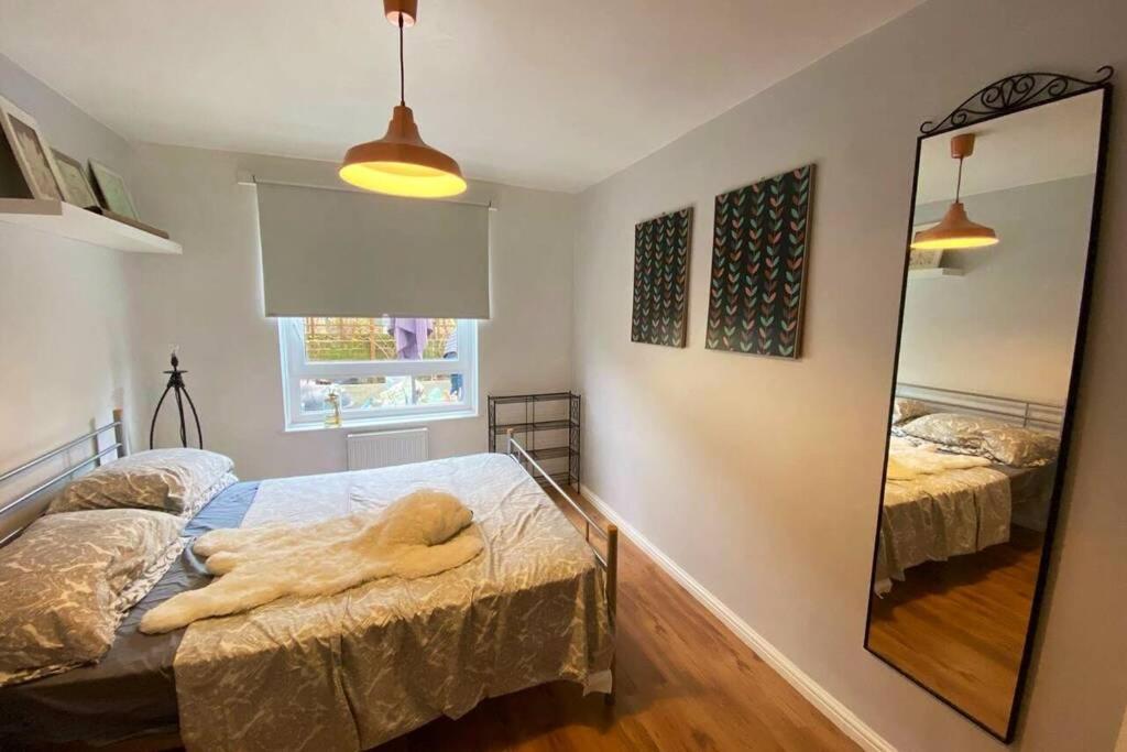 Two Bedroom Garden Flat In Zone 2 Londra Exterior foto